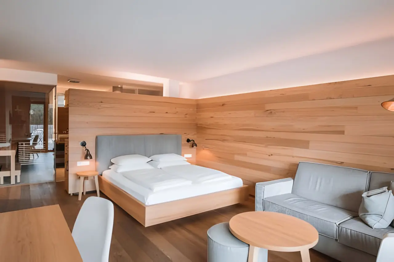 Hotel Lanerhof in Ehrenburg (Kiens) – Geräumige Suite mit Doppelbett und Wohnbereich | Wellnesshotel Südtirol