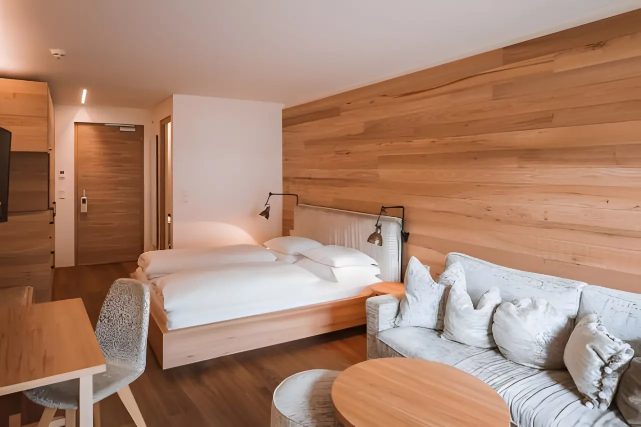 Hotel Lanerhof in Ehrenburg (Kiens) – Komfortables Zimmer mit Holzboden und Sitzbereich | Wellnesshotel Südtirol