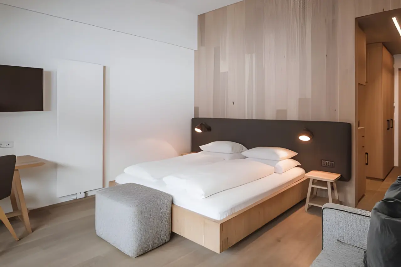 Hotel Lanerhof in Ehrenburg (Kiens) – Helles Doppelzimmer mit Holzwand und modernem Design | Wellnesshotel Südtirol