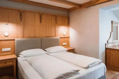 Hotel Lanerhof in Ehrenburg (Kiens) – Traditionelles Doppelzimmer mit Holzeinrichtung | Wellnesshotel Südtirol