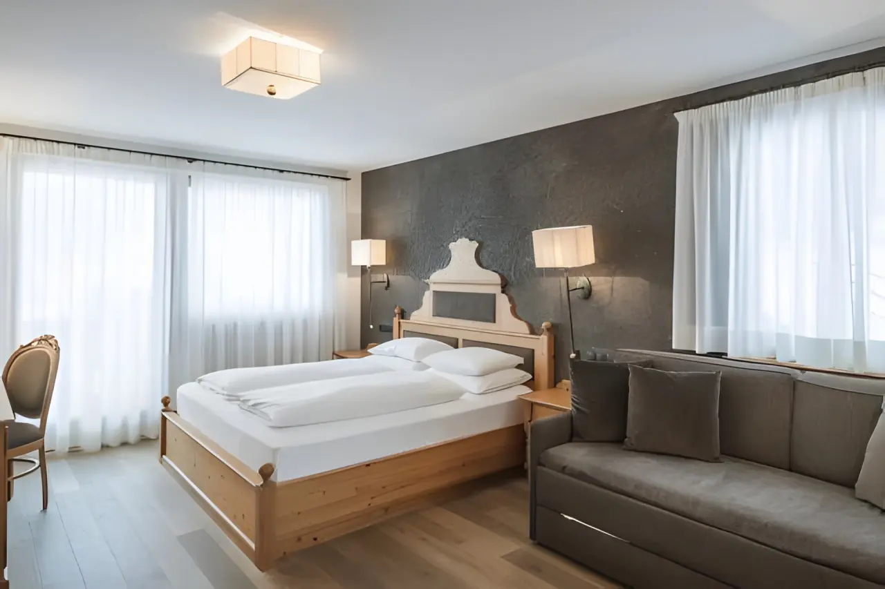 Hotel Lanerhof in Ehrenburg (Kiens) – Helles Doppelzimmer mit Sofa und großen Fenstern | Wellnesshotel Südtirol