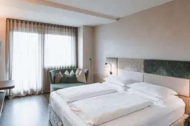Hotel Lanerhof in Ehrenburg (Kiens) – Modernes Doppelzimmer mit Sitzgelegenheit und Tageslicht | Wellnesshotel Südtirol