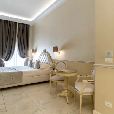The Moon Boutique Hotel & Spa in Greve in Chianti – Helles Hotelzimmer mit Sitzbereich und elegantem Dekor | Wellnesshotel Toskana