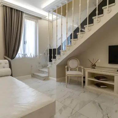 The Moon Boutique Hotel & Spa in Greve in Chianti – Elegante Suite mit Innentreppe und Wohnbereich | Wellnesshotel Toskana