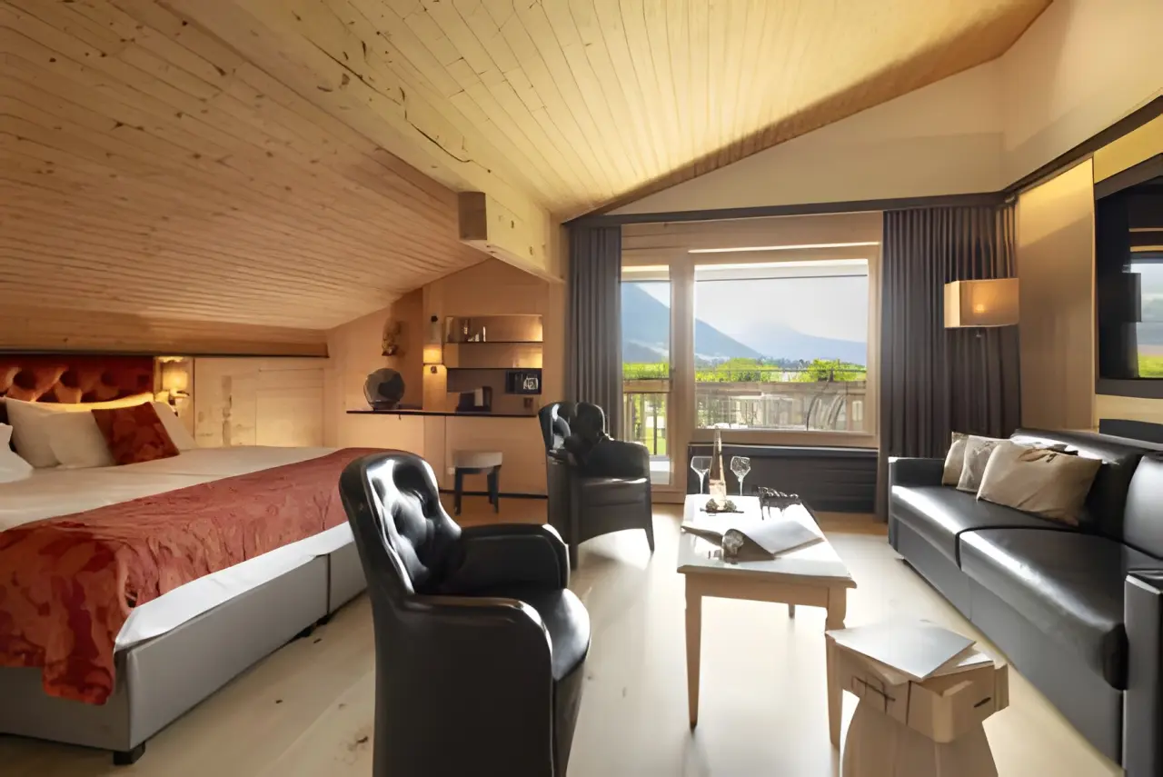 Hotel Cailler in Val-de-Charmey – Geräumige Suite mit Holzelementen und Bergblick | Wellnesshotel Fribourg