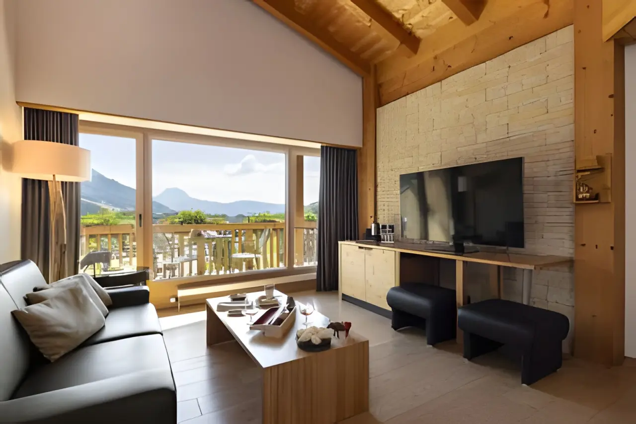 Hotel Cailler in Val-de-Charmey – Elegante Suite mit Bergblick und Balkon | Wellnesshotel Fribourg