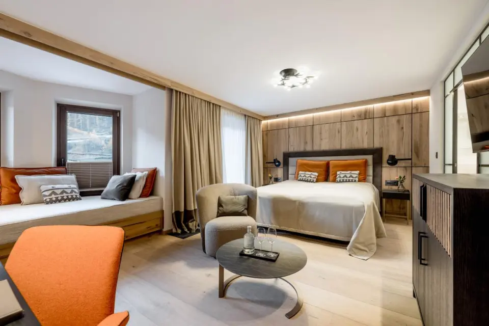 Hotel Das Central in Hochgurgl – Gemütliches Zimmer mit Fensterbank und Bergblick | Wellnesshotel Tirol