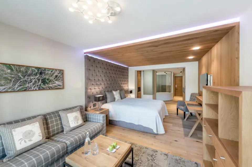 Hotel Das Central in Hochgurgl – Elegantes Doppelzimmer mit Sofa und Badbereich | Wellnesshotel Tirol