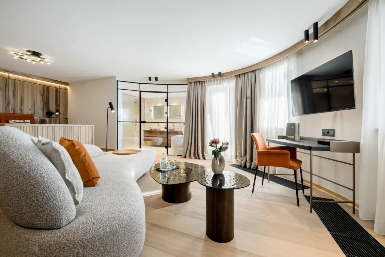 Hotel Das Central in Hochgurgl – Luxuriöse Suite mit elegantem Wohnbereich | Wellnesshotel Tirol