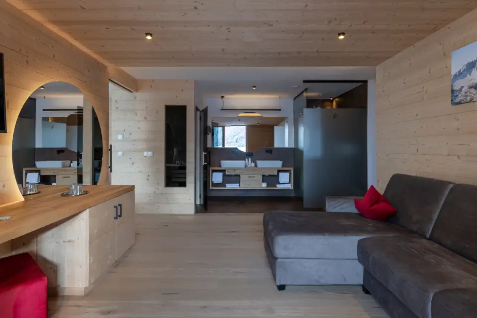 Alpine Nature Hotel Stoll in Toblach – Geräumige Suite mit offenem Badbereich | Wellnesshotel Dolomiten