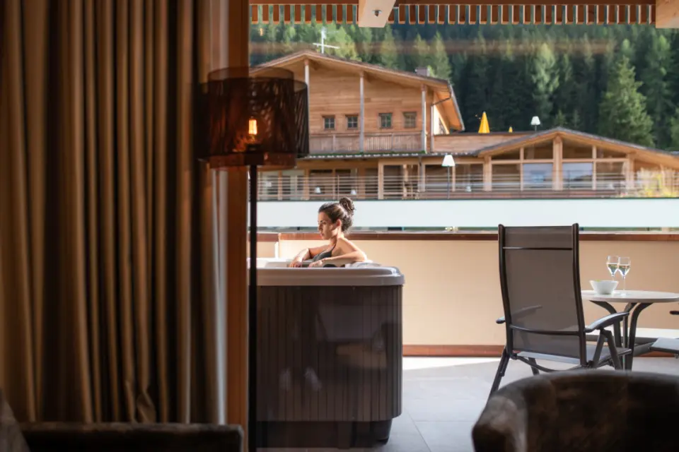 Alpine Nature Hotel Stoll in Toblach – Balkon mit Whirlpool und Bergblick vom Zimmer aus | Wellnesshotel Dolomiten