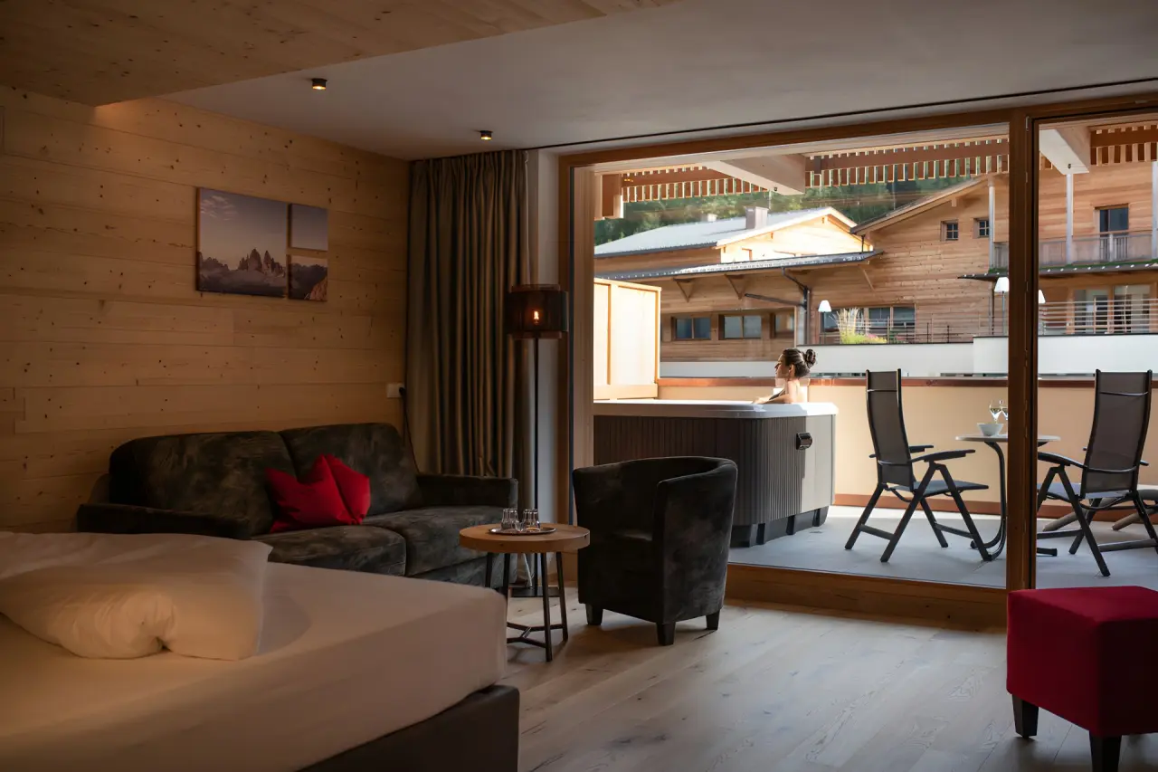Alpine Nature Hotel Stoll in Toblach – Komfortables Zimmer mit Zugang zum Balkon-Whirlpool | Wellnesshotel Dolomiten