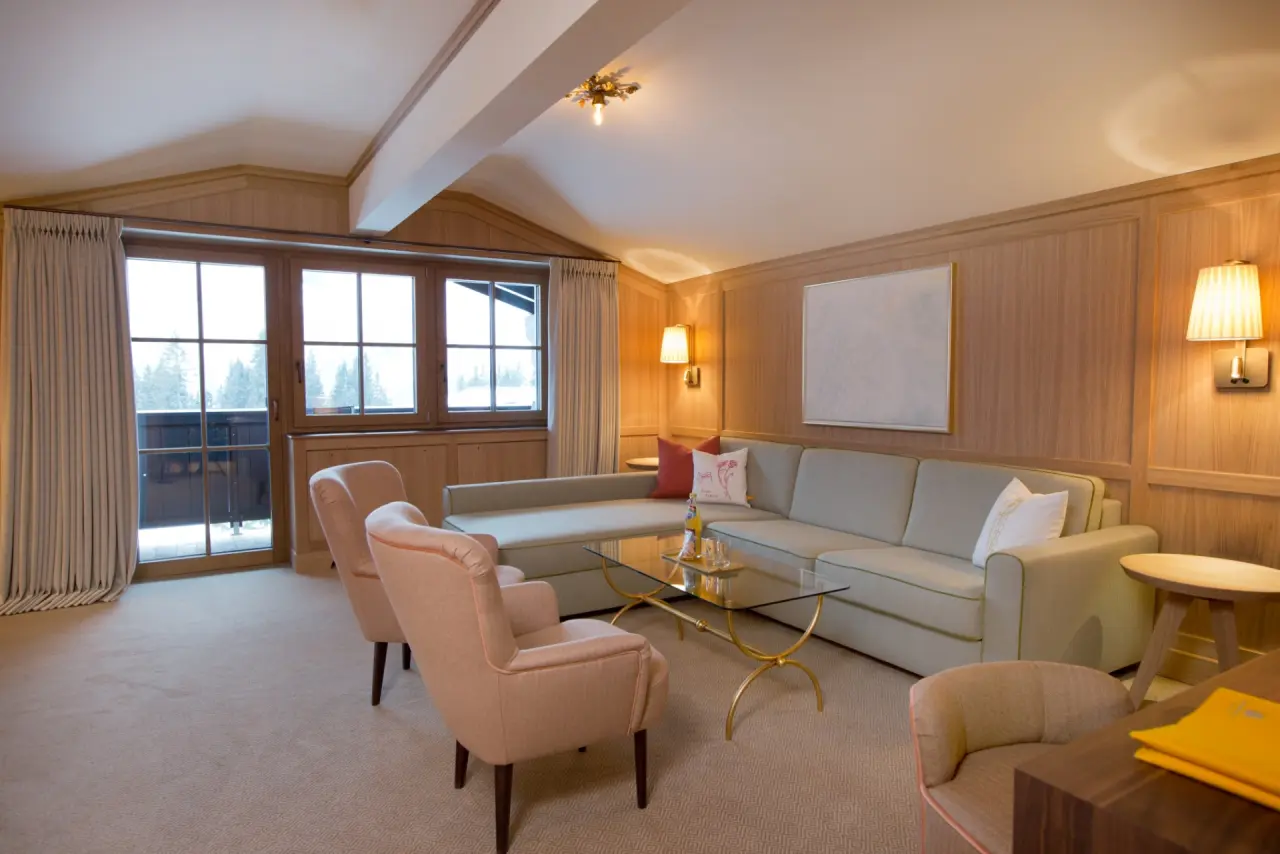 Hotel Sonnenburg in Lech am Arlberg – Geräumige Suite mit gemütlichem Wohnbereich | Wellnesshotel Arlberg