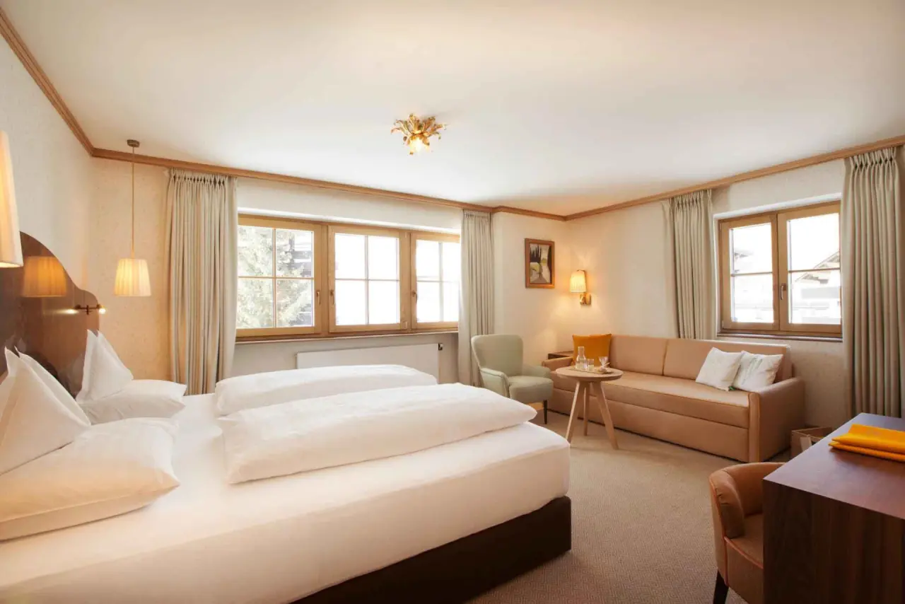 Hotel Sonnenburg in Lech am Arlberg – Gemütliches Doppelzimmer mit Sofa und Bergblick | Wellnesshotel Arlberg