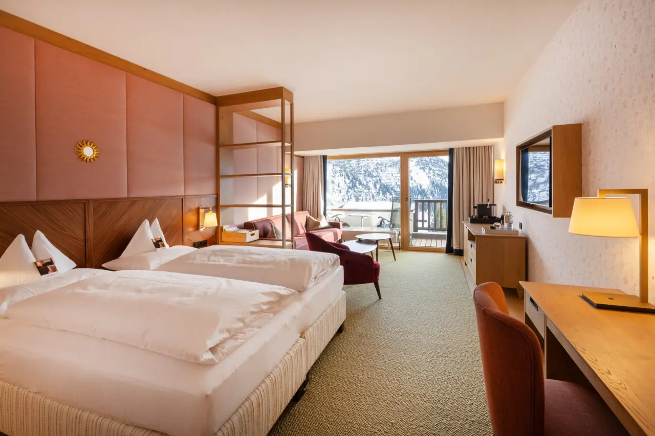 Hotel Sonnenburg in Lech am Arlberg – Modernes Doppelzimmer mit Balkon und Panoramablick auf die Berge | Wellnesshotel Arlberg