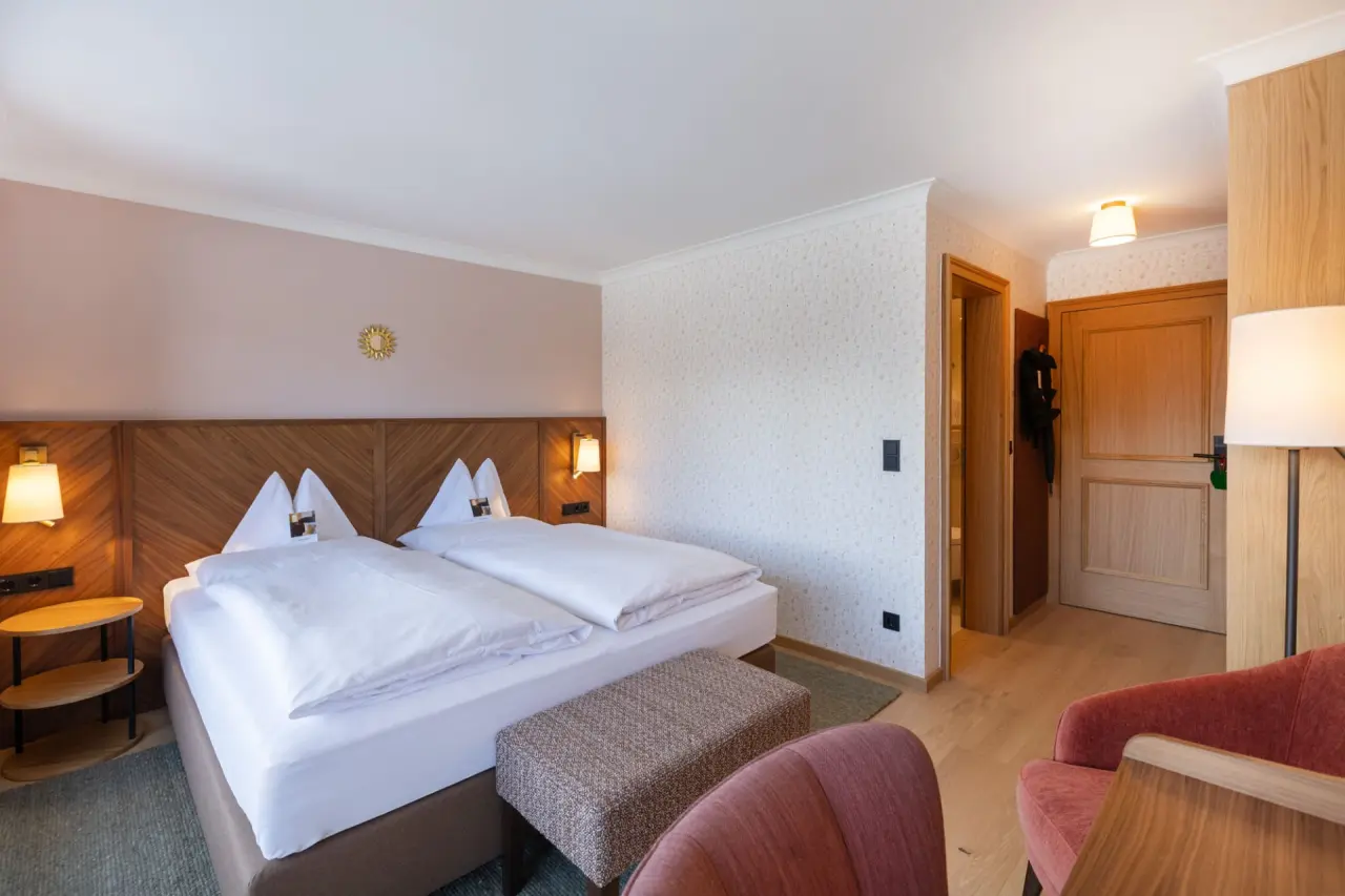 Hotel Sonnenburg in Lech am Arlberg – Komfortables Doppelzimmer mit modernem Design und Holzelementen | Wellnesshotel Arlberg