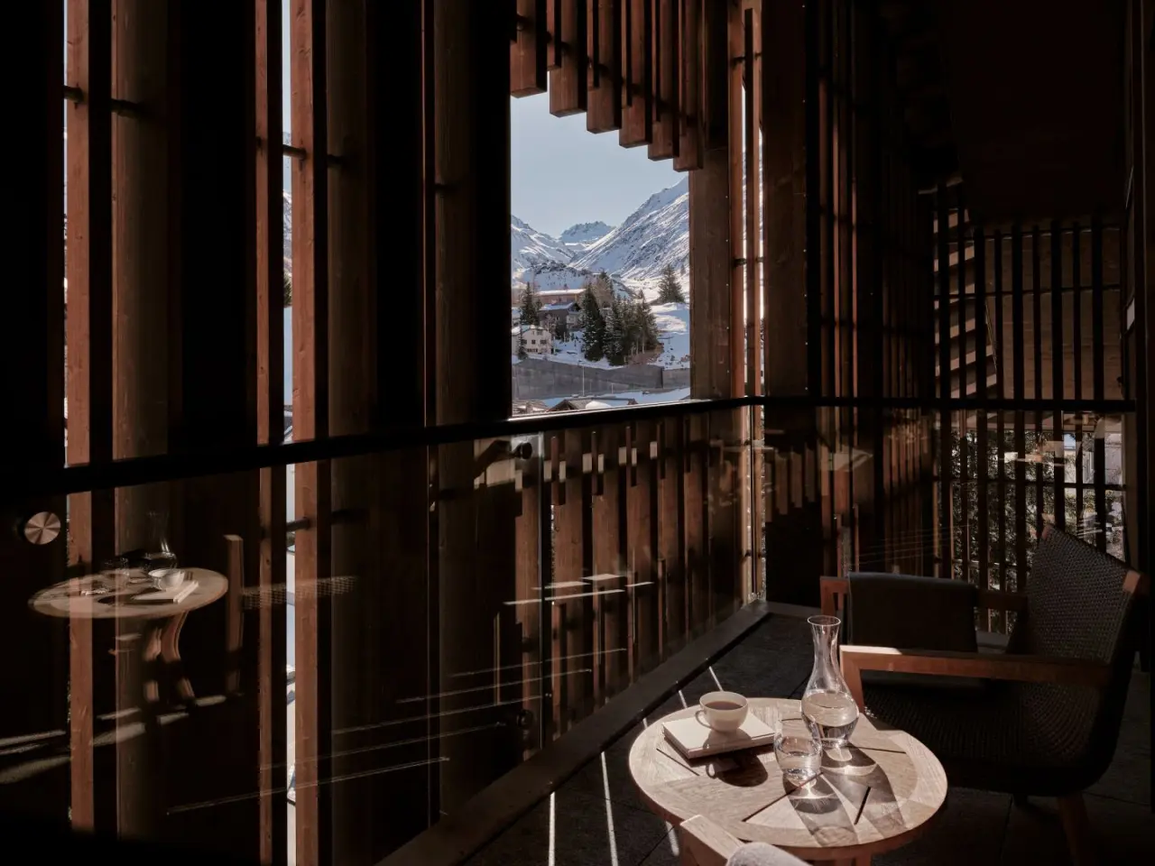 The Chedi Andermatt in Andermatt – Balkon mit Bergblick und moderner Holzarchitektur | Wellnesshotel Schweizer Alpen