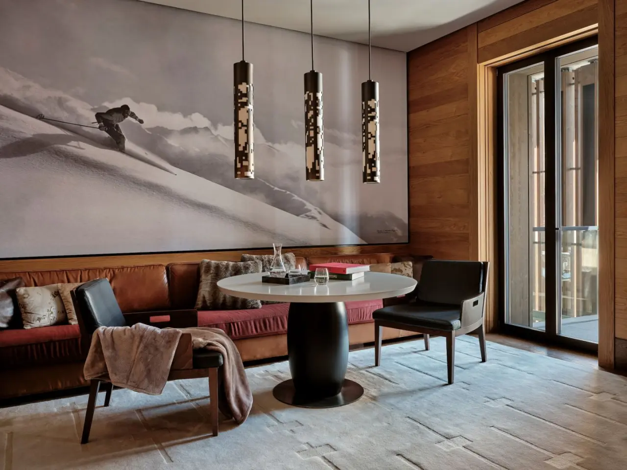 The Chedi Andermatt in Andermatt – Luxuriöser Wohnbereich mit Skifahrer-Wandbild | Wellnesshotel Schweizer Alpen