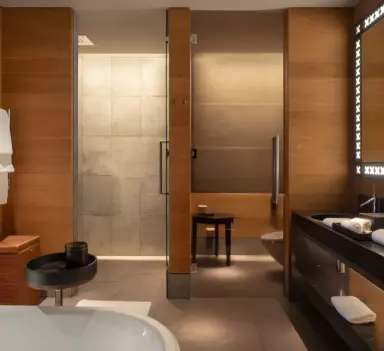 The Chedi Andermatt in Andermatt – Luxuriöses Badezimmer mit Dusche und Waschtisch | Wellnesshotel Schweizer Alpen