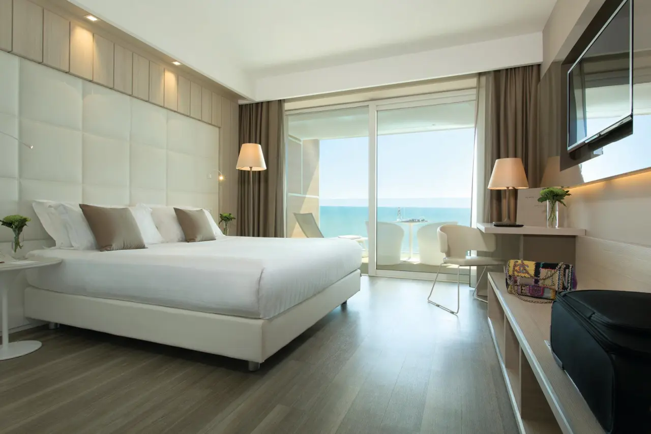 Almar Jesolo Resort&Spa in Jesolo – Modernes Hotelzimmer mit Meerblick und Balkon | Wellnesshotel Venetien