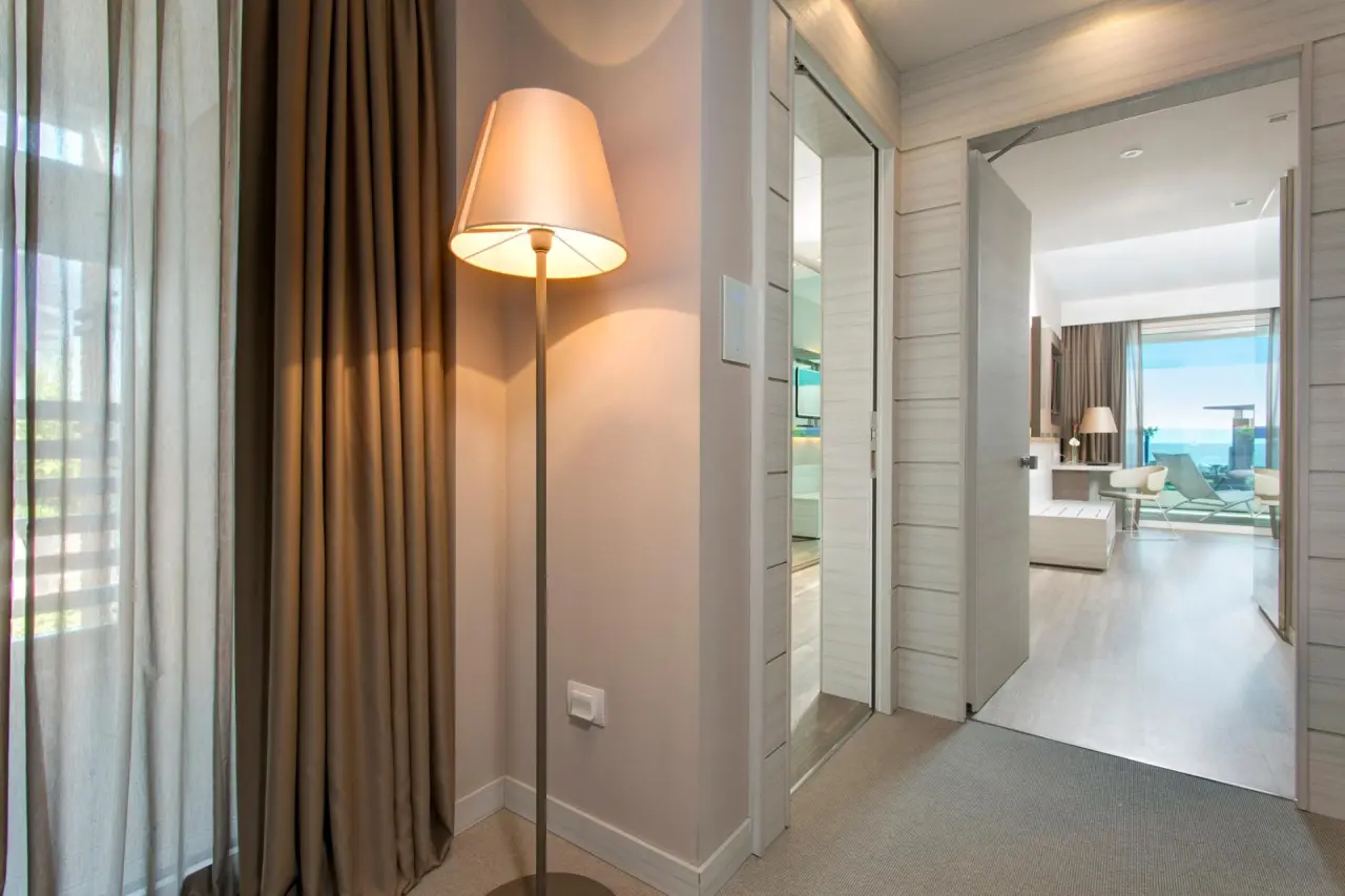 Almar Jesolo Resort&Spa in Jesolo – Eingangsbereich einer Suite mit Blick ins Zimmer | Wellnesshotel Venetien