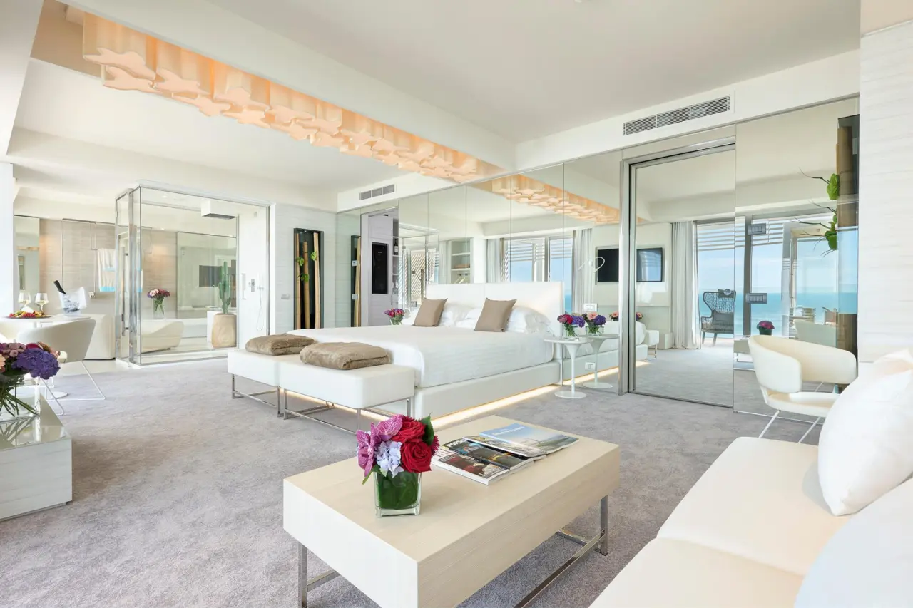 Almar Jesolo Resort&Spa in Jesolo – Luxuriöse Suite mit Meerblick, großem Bett und offenem Bad | Wellnesshotel Venetien