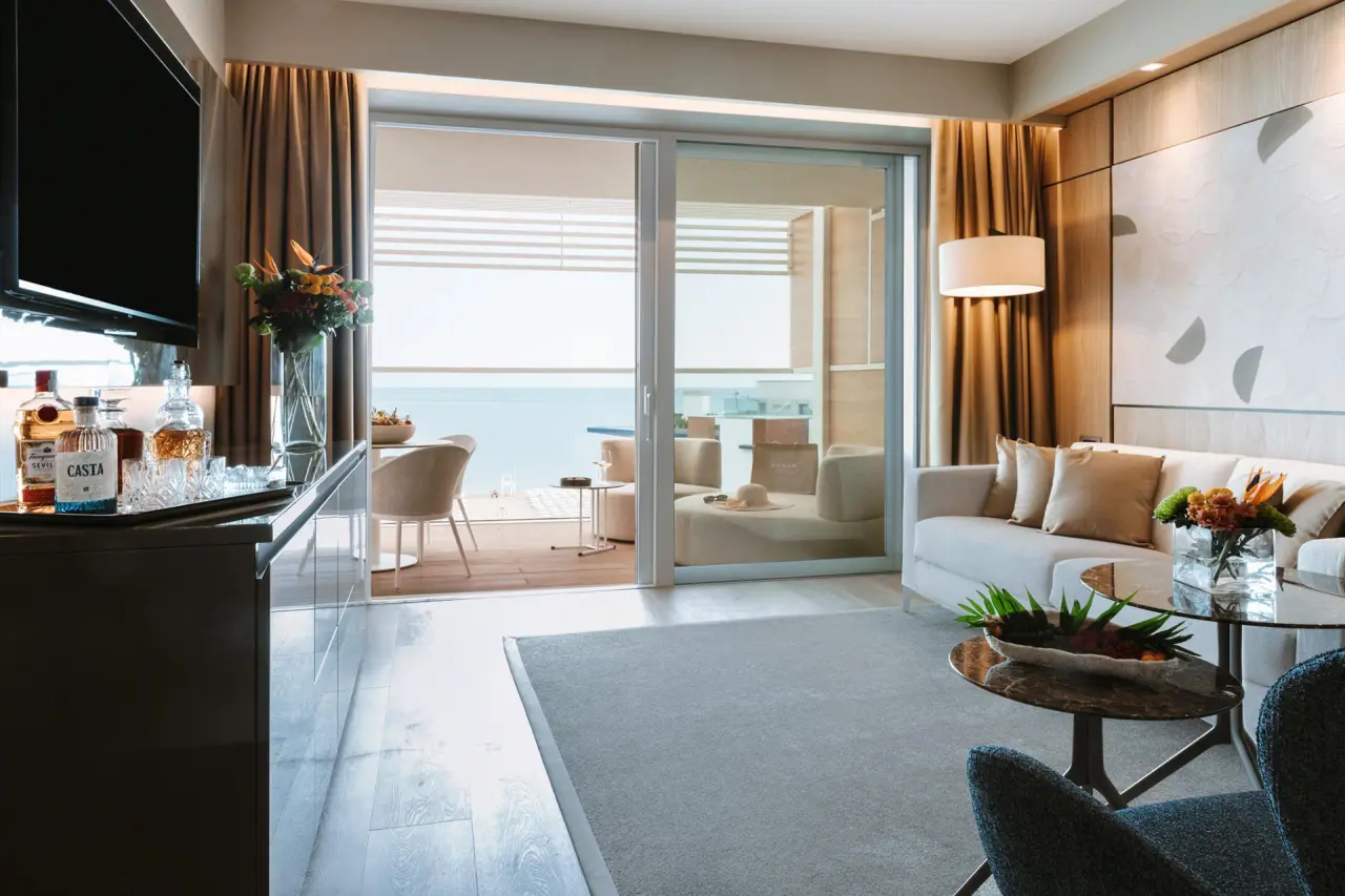 Almar Jesolo Resort&Spa in Jesolo – Gemütlicher Wohnbereich einer Suite mit Meerblick-Balkon | Wellnesshotel Venetien