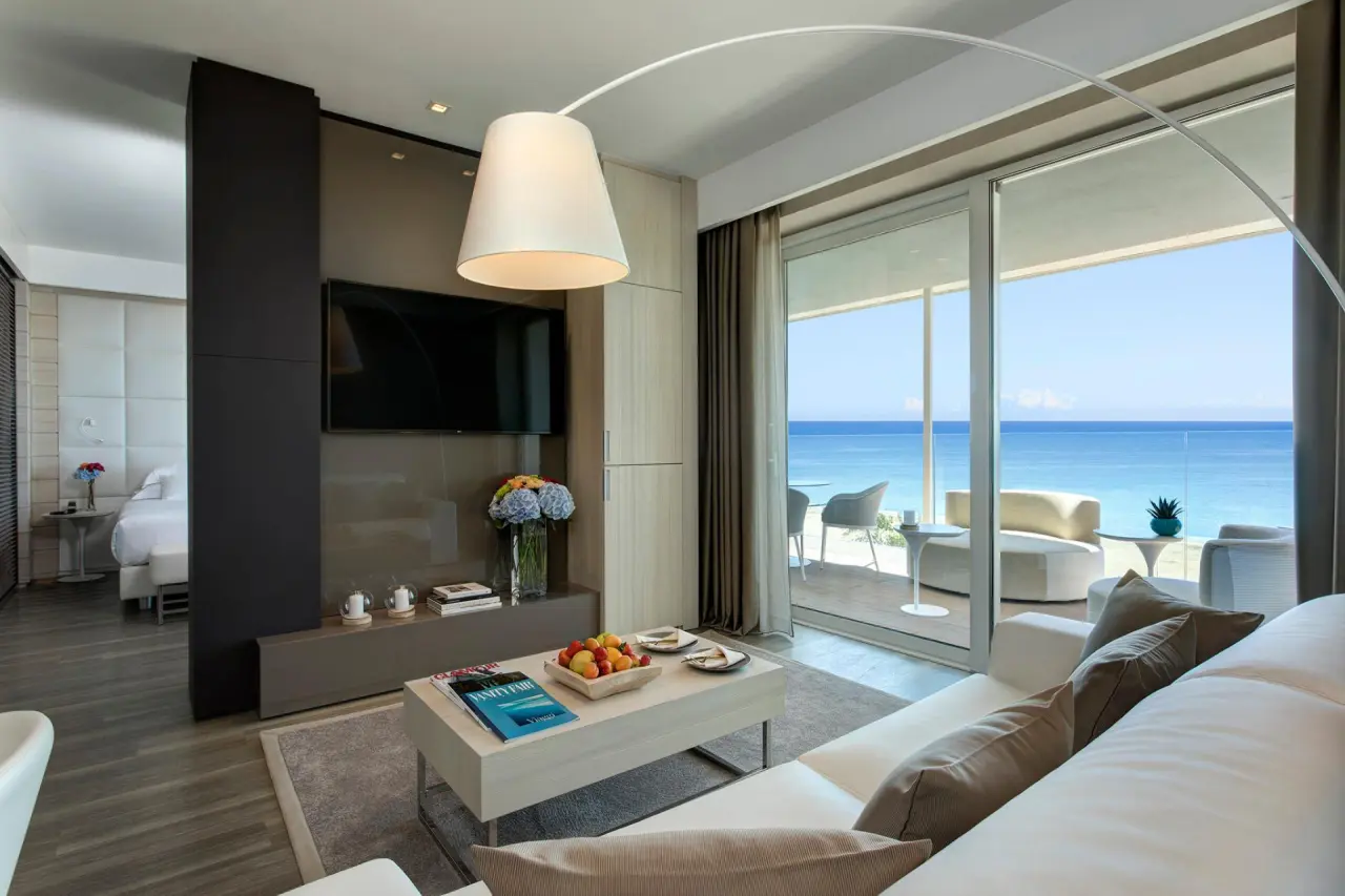 Almar Jesolo Resort&Spa in Jesolo – Helle Suite mit Wohnbereich und atemberaubendem Meerblick | Wellnesshotel Venetien