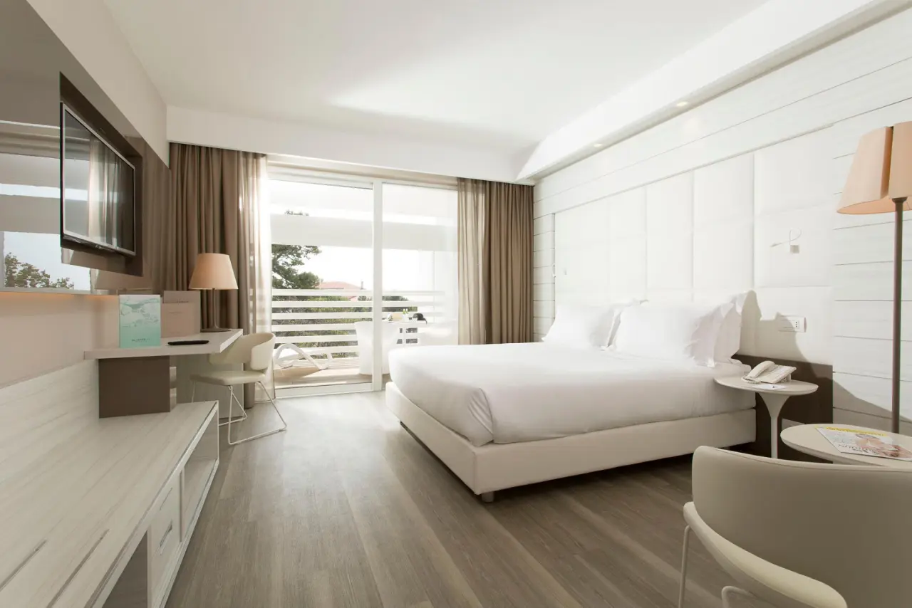 Almar Jesolo Resort&Spa in Jesolo – Helles, modernes Doppelzimmer mit Balkon | Wellnesshotel Venetien