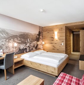 Sporthotel Silvretta Montafon in Gaschurn – Komfortables Doppelzimmer mit Schreibtisch | Wellnesshotel Montafon