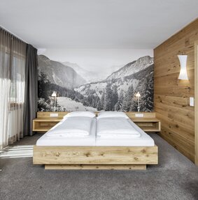 Sporthotel Silvretta Montafon in Gaschurn – Helles Doppelzimmer mit Bergblick-Wandbild | Wellnesshotel Montafon