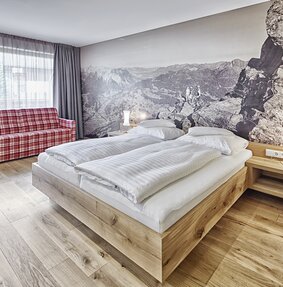 Sporthotel Silvretta Montafon in Gaschurn – Gemütliches Doppelzimmer mit Sitzbereich | Wellnesshotel Montafon