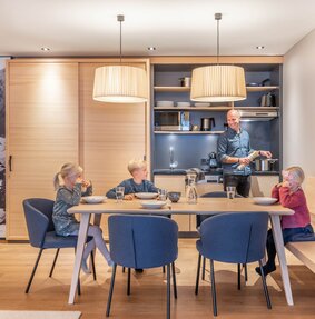 Sporthotel Silvretta Montafon in Gaschurn – Familie beim Essen im geräumigen Apartment | Wellnesshotel Montafon