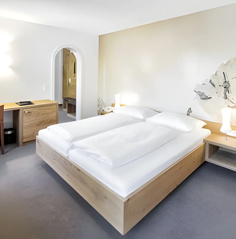 Sporthotel Silvretta Montafon in Gaschurn – Helles Doppelzimmer mit Zugang zum Bad | Wellnesshotel Montafon