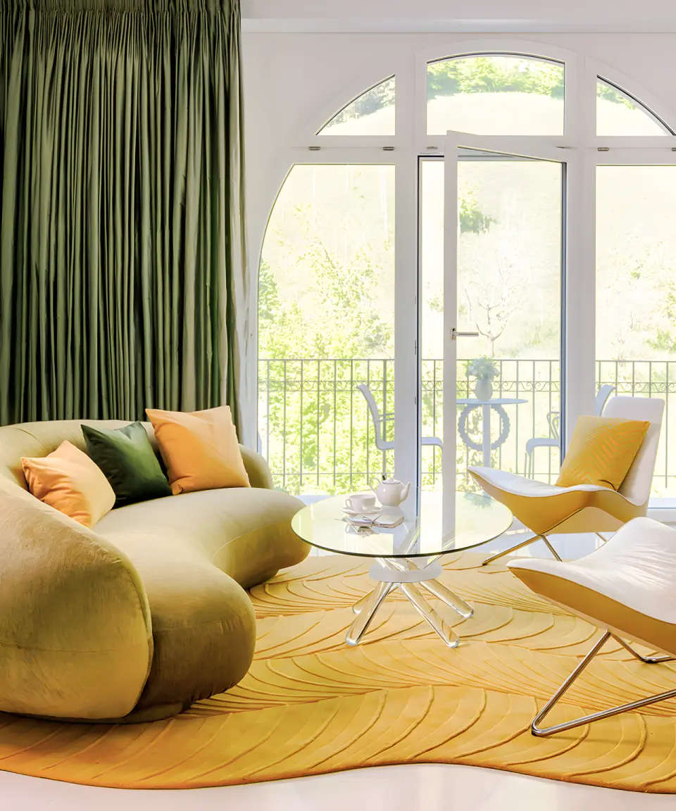 Park Hotel Vitznau in Weggis – Stilvoller Wohnbereich einer Suite mit Blick ins Grüne | Wellnesshotel Zentralschweiz
