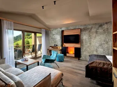 Hotel Quelle - Nature Spa Resort in St. Martin in Gsies – Suite mit Balkon und Bergblick | Wellnesshotel Gsieser Tal