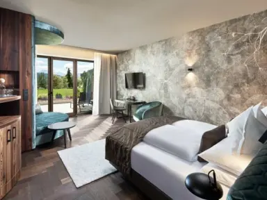 Hotel Quelle - Nature Spa Resort in St. Martin in Gsies – Komfortables Doppelzimmer mit Terrasse | Wellnesshotel Gsieser Tal