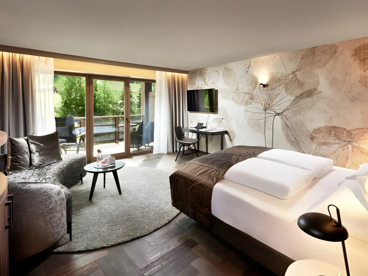 Hotel Quelle - Nature Spa Resort in St. Martin in Gsies – Geräumiges Zimmer mit Balkon und Sitzbereich | Wellnesshotel Gsieser Tal