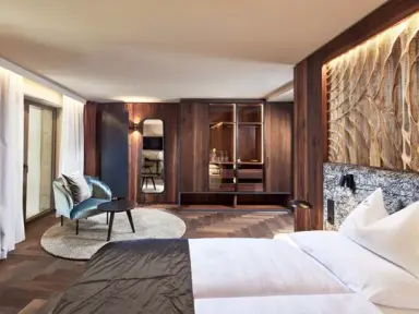 Hotel Quelle - Nature Spa Resort in St. Martin in Gsies – Modernes Doppelzimmer mit stilvollem Interieur | Wellnesshotel Gsieser Tal