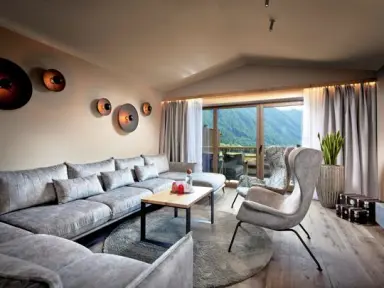 Hotel Quelle - Nature Spa Resort in St. Martin in Gsies – Luxuriöse Suite mit Wohnbereich und Bergblick | Wellnesshotel Gsieser Tal