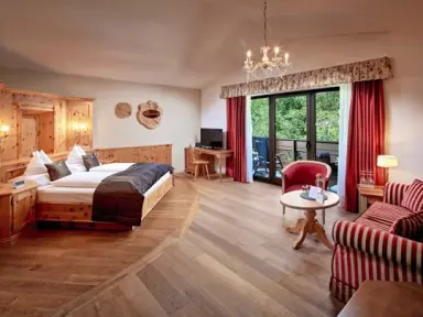 Hotel Quelle - Nature Spa Resort in St. Martin in Gsies – Traditionelles Doppelzimmer mit Balkon | Wellnesshotel Gsieser Tal
