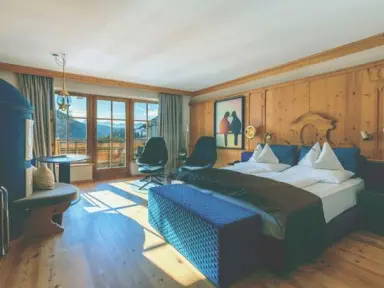 Hotel Quelle - Nature Spa Resort in St. Martin in Gsies – Gemütliches Doppelzimmer mit Bergblick | Wellnesshotel Südtirol