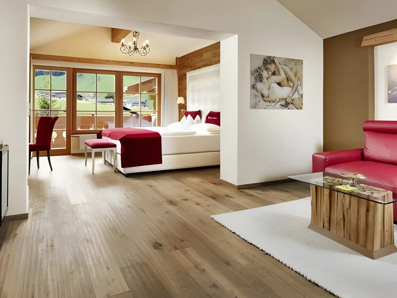 Hotel Quelle - Nature Spa Resort in St. Martin in Gsies – Helle Suite mit Sitzbereich und Bergblick | Wellnesshotel Südtirol