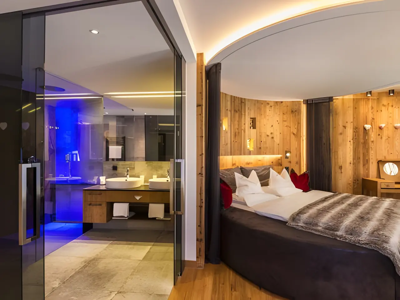 Hotel Quelle - Nature Spa Resort in St. Martin in Gsies – Design-Suite mit Rundbett und offenem Bad | Wellnesshotel Südtirol