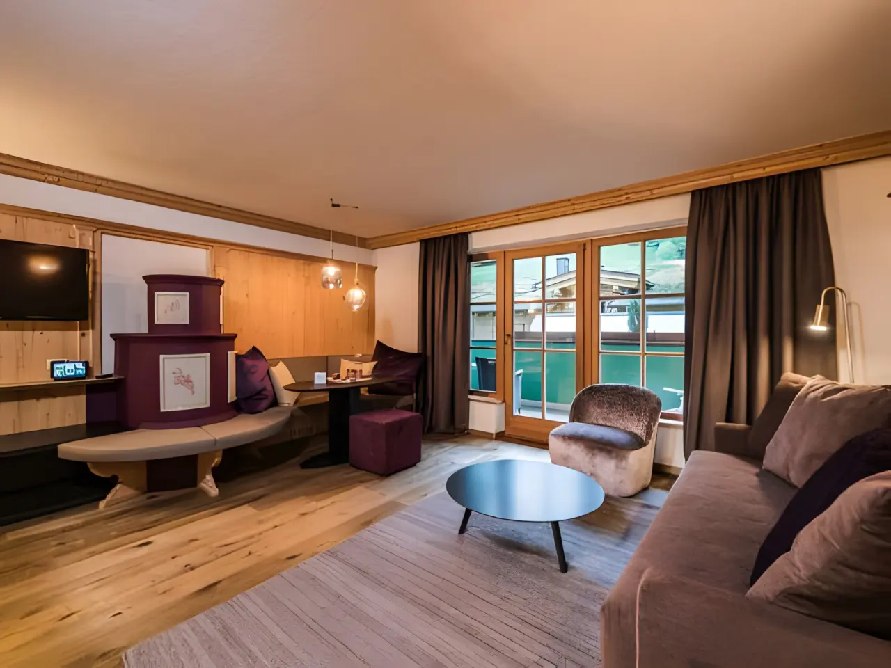 Hotel Quelle - Nature Spa Resort in St. Martin in Gsies – Wohnbereich einer Suite mit Bergblick | Wellnesshotel Südtirol