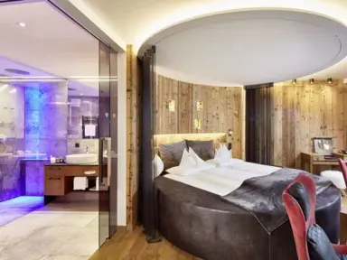 Hotel Quelle - Nature Spa Resort in St. Martin in Gsies – Luxuriöse Suite mit Rundbett und Spa-Bad | Wellnesshotel Südtirol