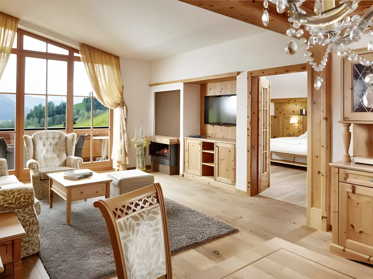 Hotel Quelle - Nature Spa Resort in St. Martin in Gsies – Traditionelle Suite mit Wohnbereich und Kamin | Wellnesshotel Südtirol