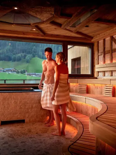 Hotel Quelle - Nature Spa Resort in St. Martin in Gsies – Panorama-Sauna mit Bergblick | Wellnesshotel Gsiesertal