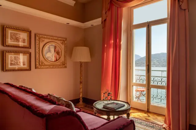 Grand Hotel Tremezzo in Bellagio – Gemütliche Chaiselongue im Hotelzimmer mit Seeblick | Wellnesshotel Comer See