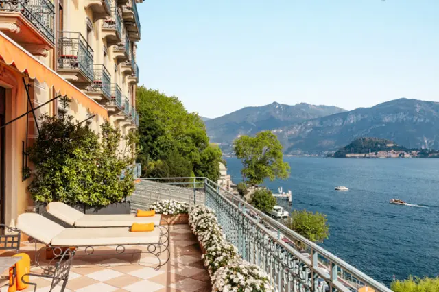 Grand Hotel Tremezzo in Bellagio – Balkon mit Seeblick und Liegestühlen | Wellnesshotel Comer See